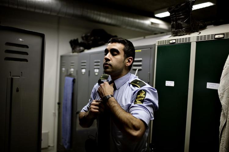 Mustafa Demirtas har siden oktober været i praktik hos Vestegnens Politi i Albertslund, hvor han føler sig tryg blandt kollegerne 
