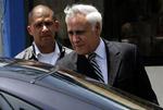Israels tidligere præsident Moshe Katsav kan ånde lettet op. Han undgår at skulle gennem en retssag om sexovergreb. 