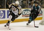 Peter Forsberg (tv) her i Nashville Predators spilledragt er på vej tilbage til Colorado Avalanche. 
