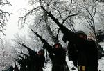 Tyrkiske soldater affyrer salut for dræbte Tyrkiet-venlige grænsevagter. 