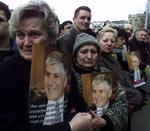 Russisk tv-vært kalder mordet på tidligere serbisk regeringsleder Zoran Djindjic »velfortjent«. Serbien kræver undskyldning. På billedet ses serbere, der sørger over mordet på regeringslederen. 