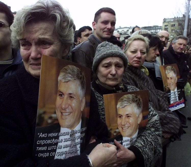 Russisk tv-vært kalder mordet på tidligere serbisk regeringsleder Zoran Djindjic »velfortjent«. Serbien kræver undskyldning. På billedet ses serbere, der sørger over mordet på regeringslederen. 