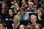 Roskilde Universtitetscenter skal spare 20 millioner kroner. Det er de studerende godt utilfredse med. 