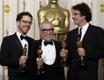 Martin Scorsese flankeret af brødrene Ethan og Joel Coen ved Oscar-festen sidste år. 