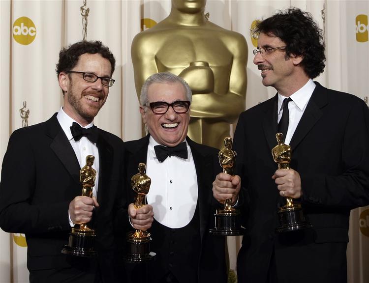 Martin Scorsese flankeret af brødrene Ethan og Joel Coen ved Oscar-festen sidste år. 