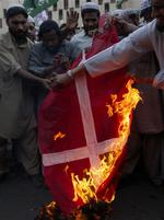 Igen i dag har vrede pakistanere brændt Dannebrog af. 