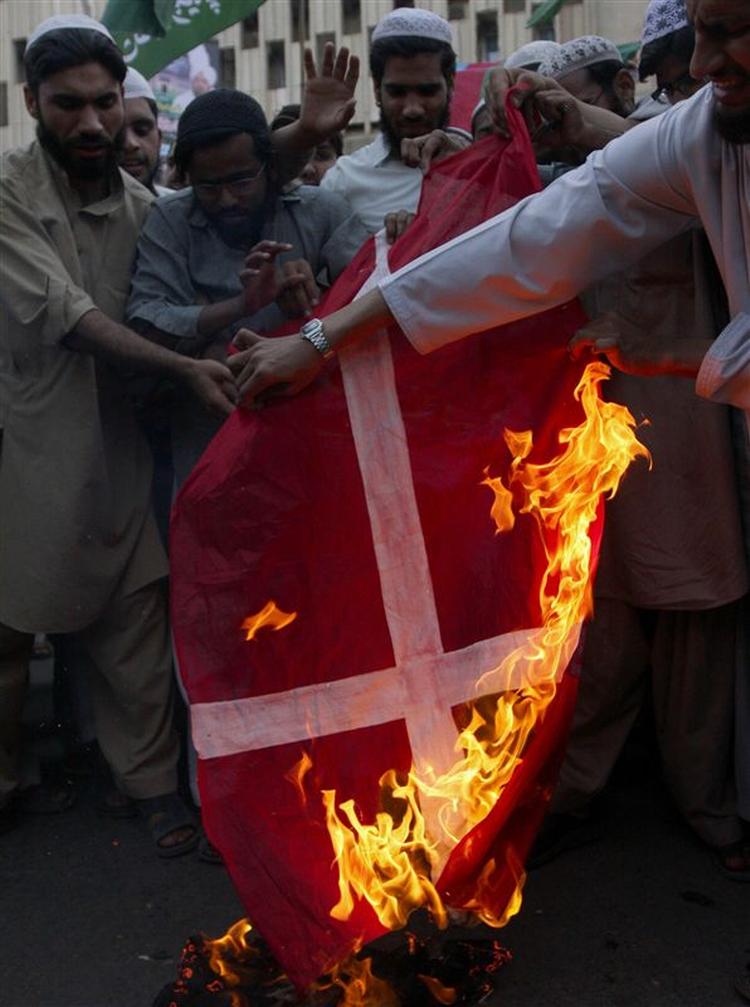 Igen i dag har vrede pakistanere brændt Dannebrog af. 