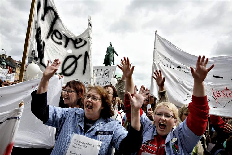 Sidste år demonstrerede vrede sosu-assistenter mod deres lønforhold. Nu går FOA solo for at prøve at forhandle flere kroner hjem. 