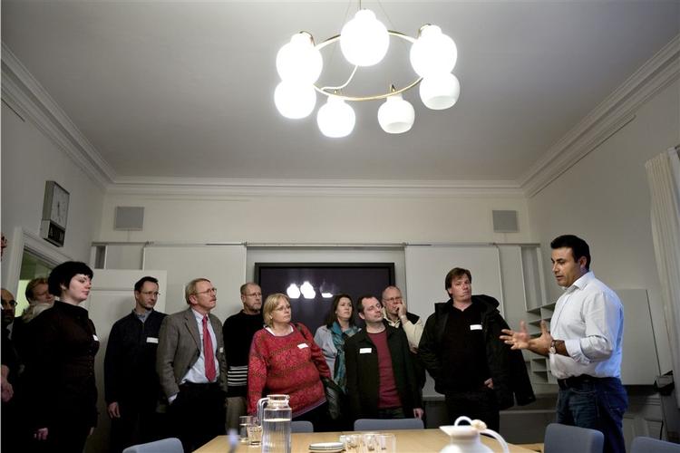 Naser Khader havde inviteret medlemmer af Ny Alliance og andre interesserede til kransekage og sherry på Christiansborg. Omkring 50 mennesker mødte op. 