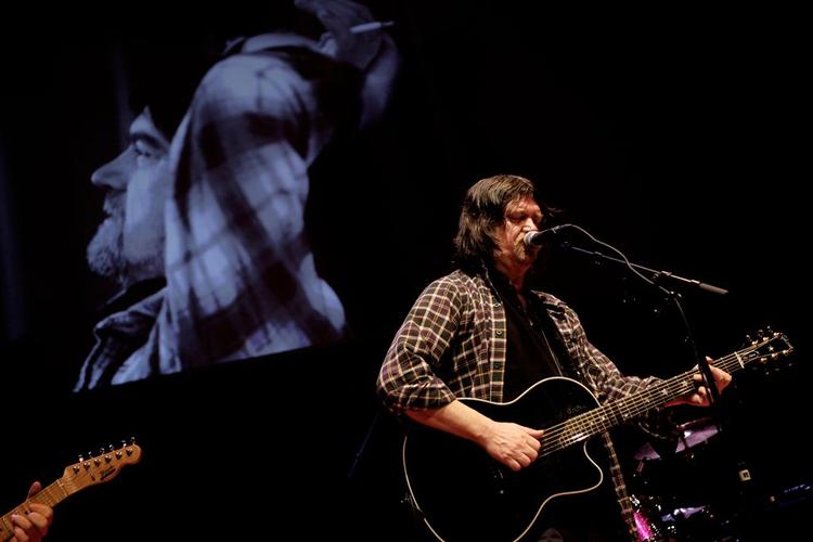 Johnny Madsen giver her koncert i Den Sorte Diamant. 