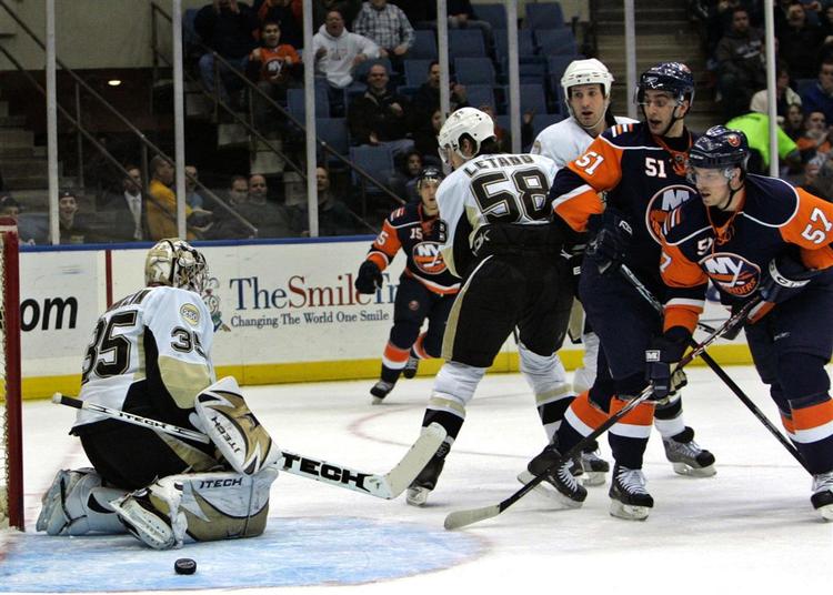 Frans Nielsen (51) reducerer for Islanders. 