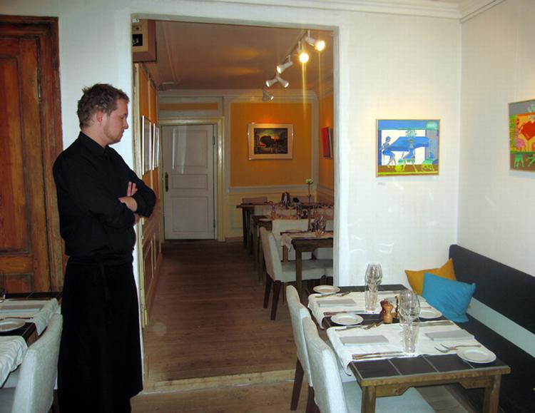 På Restaurant Krebsegården kan man få en menu dedikeret til den udstillende kunstner. 