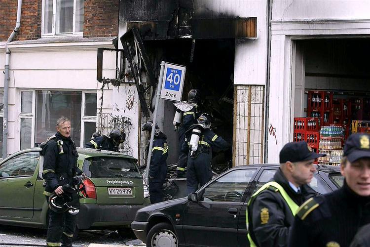 Adskillige beboere måtte evakueres, da et solcenter på Nøjsomhedsvej på Østerbro i København blev hærget af en eksplosionsagtig brand i onsdags. Politiet mener at have anholdt gerningsmændene. 