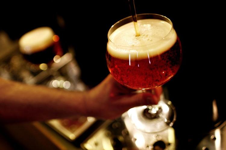 Brygning af ale hos Carlsberg. 
