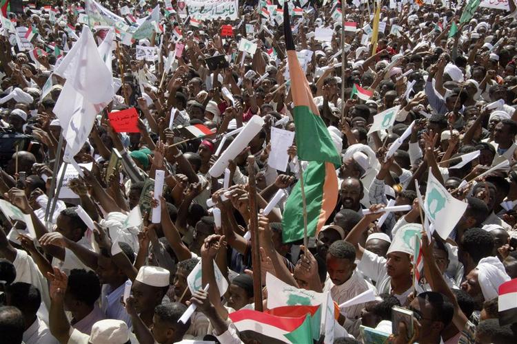 Titusinder demonstrerer i dag mod Danmark i Sudan. De opfordrer nu også Al-Quaeda-lederen Osama bin Laden til at slå til endnu en gang. 