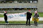 Iført grisemasker og nissehuer sagde de studerende i går nej til fyringer på Roskilde Universitets Center. Bestyrelsen sagde derimod jo, og sådan bliver det. 