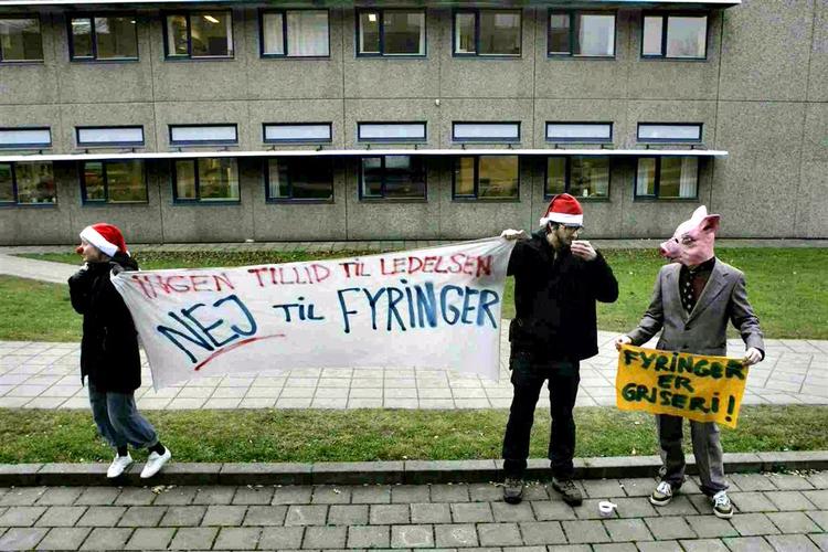 Iført grisemasker og nissehuer sagde de studerende i går nej til fyringer på Roskilde Universitets Center. Bestyrelsen sagde derimod jo, og sådan bliver det. 