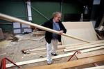 Den jobplan, som politikerne forhandler om, skulle gerne sikre, at folk fortsætter med at arbejde, til de er 65 år. Billedet her fra 2006 viser den dengang 63-årige tømrer Leif Holdgaard Jensen, som hellere ville arbejde end gå på efterløn. 