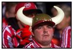 I dag bliver en vikingehjelm ofte kombineret med en sportstrøje som ved Aab's kamp mod Udinese i 1999. I vikingetiden var der anderledes gang i den, viser ny forskning. 