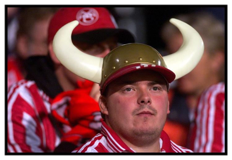 I dag bliver en vikingehjelm ofte kombineret med en sportstrøje som ved Aab's kamp mod Udinese i 1999. I vikingetiden var der anderledes gang i den, viser ny forskning. 