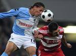 Bayerns forsvarer Lucio blier den lille i duellen med 1860 Münchens Jose Holebas. Efter kampen var der vendt op og ned på rollerne. 