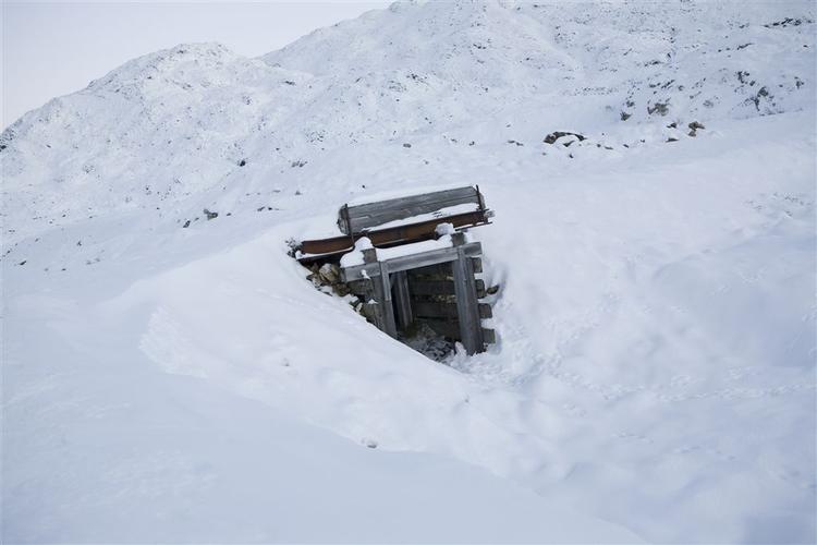 I dag er det 20 år siden, kryolitværket i den grønlandske bygd Ivgtut - "det græsrige sted" - stoppede driften. tilbage er de forladte huse og en masse minder. 