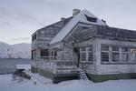I dag er det 20 år siden, kryolitværket i den grønlandske bygd Ivgtut - "det græsrige sted" - stoppede driften. Tilbage er de forladte huse og en masse minder. 