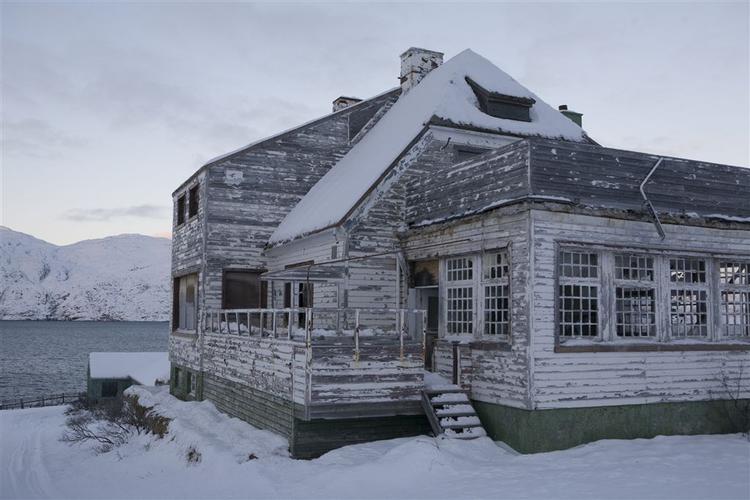 I dag er det 20 år siden, kryolitværket i den grønlandske bygd Ivgtut - "det græsrige sted" - stoppede driften. Tilbage er de forladte huse og en masse minder. 