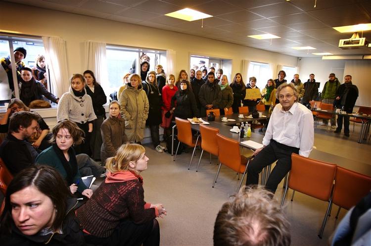 Institutleder Gorm Rye Olsen taler med de studerende, efter bestyrelsen har forladt mødelokalet. 