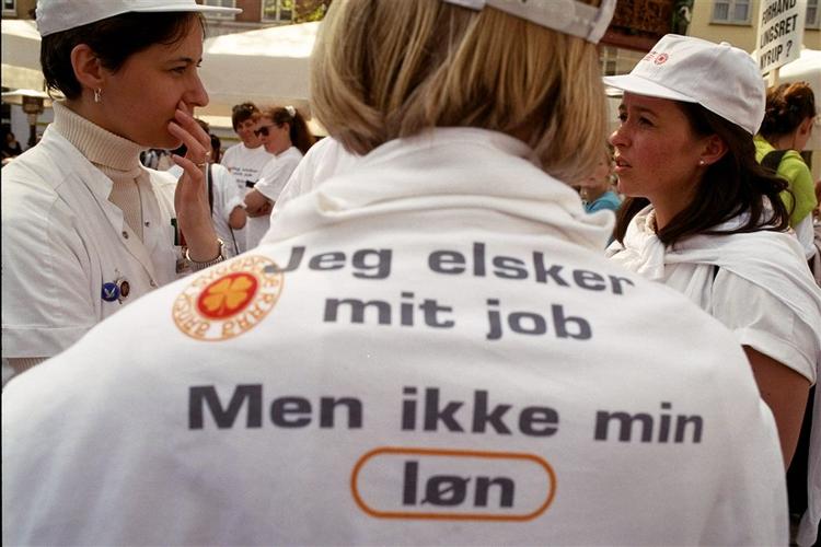 Offentligt ansatte har ofte givet udtryk for utilfredshed med deres løn.  Her er hvad en sygeplejerske fra Frederikssund mente om sagen, d hun sammen med nogle kolleger drog til demonstration ved Christiansborg i 1999. 