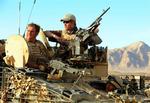 Prins Harry (th) på om bord på et militærkøretøj i den sydlige Helmand-provins. 