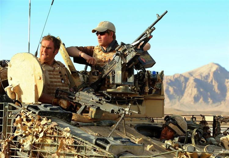 Prins Harry (th) på om bord på et militærkøretøj i den sydlige Helmand-provins. 