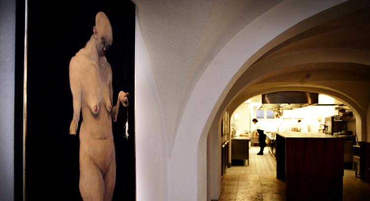 Restaurant Prémisse kunne melde alt udsolgt, da kokken Rasmus Grønbech i lørdags serverede en seksrettersmenu - deriblandt en 'Freestyle Body' - der var inspireret af kunstmaleren Michael Kviums værker. 