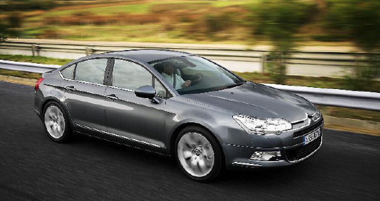 Citroën C5 har anlagt en ny stil - nu er det en firedørs sedan. Før var C5 femdørs hatchback. 