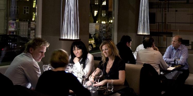 Amüse Bouch er en intim og hyggelig bar og restaurant, der ikke er mere dunkel, end at man kan se, hvad der foregår på tallerkenen. 
