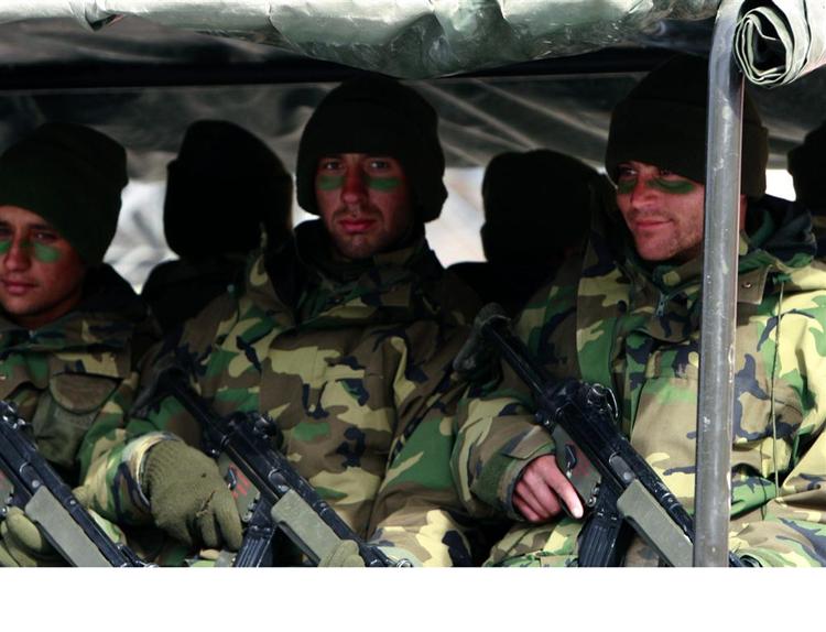 En konvoj af tyrkiske militærkøretøjer med elitetropper ankommer her til Cukurca i Hakkari-provincen på den tyrkisk-irakiske grænse. 