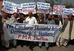 Pakistanere demonstrerer mod de danske Muhammed-tegninger i Multan i dag. 
