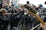 Demonstrantionerne fester ved Nørrebrohallen, før de bevæger sig mod Rådhuspladsen. 
