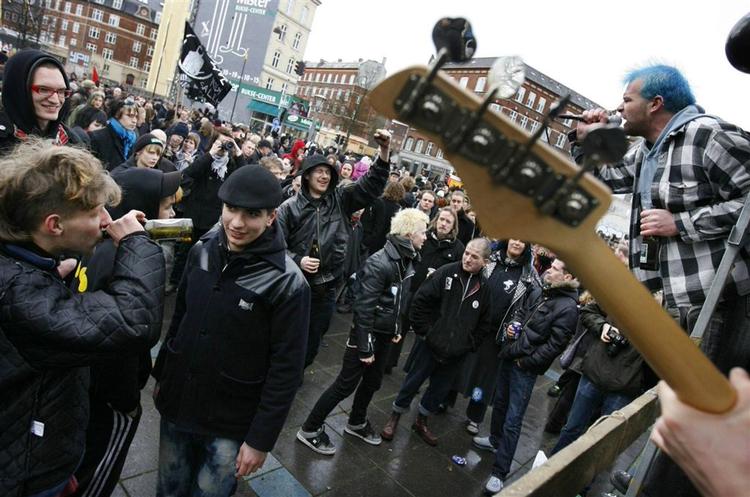 Demonstrantionerne fester ved Nørrebrohallen, før de bevæger sig mod Rådhuspladsen. 