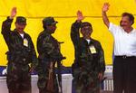 Den næstkommanderende i oprørsbevægelsen FARC, Raul Reyes, er blevet dræbt under kampe i Colombia. Han ses her som nummer to fra højre. Arkivfoto. 