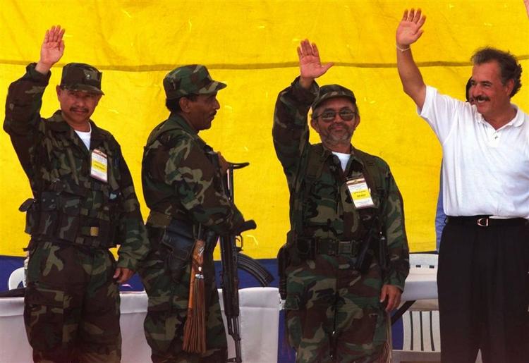 Den næstkommanderende i oprørsbevægelsen FARC, Raul Reyes, er blevet dræbt under kampe i Colombia. Han ses her som nummer to fra højre. Arkivfoto. 