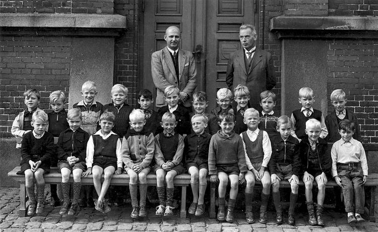 I gamle dage rettede man ikke skæve knæ og ujævne tænder på skolefotos. Arkivfoto. 