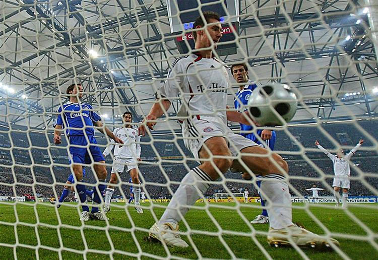 Miroslav Klose scorer det afgørende mål for Bayern i kampen mod Schalke. 