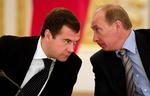 Ruslands siddende præsident, Vladimir Putin (th.), rådfører sig med storfavoritten ved morgendagens præsidentvalg, den 42-årige Dmitrij Medvedev under valgkampen. 