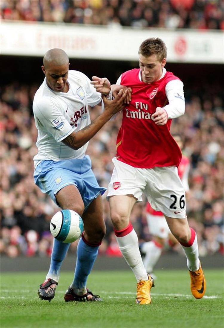 Nicklas Bendtner kæmper med Aston Villas Zat Knight om bolden. Danskeren scorede i overtiden for Arsenal. 