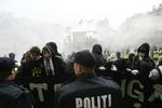 »Ritt, din lus, du skylder os et hus!«. 3.000 demonstranter var samlet på Københavns Rådhusplads, i anledning af at Ungdomshuset på Jagtvej 69 blev revet ned for et år siden i dag. 