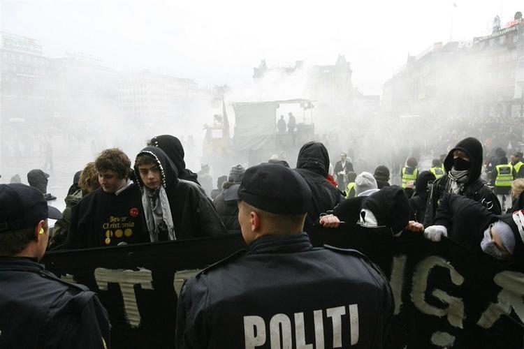 »Ritt, din lus, du skylder os et hus!«. 3.000 demonstranter var samlet på Københavns Rådhusplads, i anledning af at Ungdomshuset på Jagtvej 69 blev revet ned for et år siden i dag. 