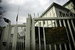 Her foran den russiske ambassade vil ungdomspolitikere fra VU og DSU i morgen demonstrere mod det russiske præsidentvalg. 