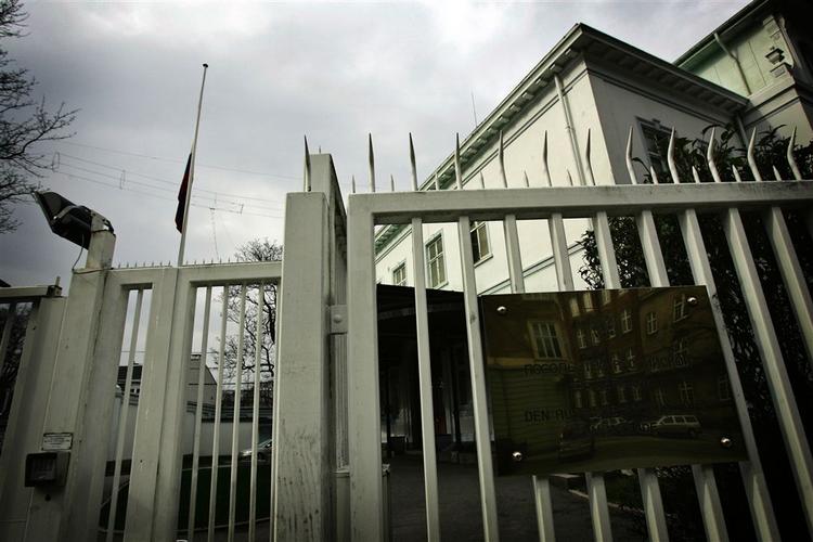 Her foran den russiske ambassade vil ungdomspolitikere fra VU og DSU i morgen demonstrere mod det russiske præsidentvalg. 