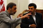 Mahmoud Ahmadinejad (th.) får gode råd med på vejen fra Ayatollah Ali Khameneis rådgiver, Ali Akbar Velayati, inden besøget til Irak. 